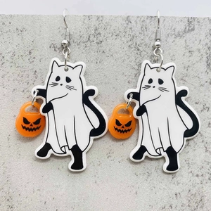 Details von süßen Acryl-Ohrringen mit Geisterkatzen und Kürbiskorb-Motiv
