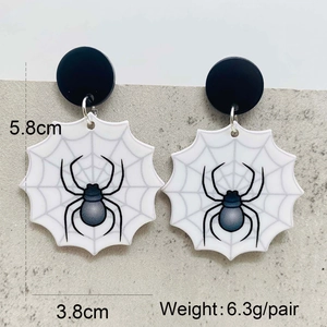 Détail des boucles d'oreilles Halloween en acrylique toile d'araignée, taille 5,8x3,8cm