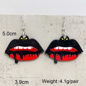 Vue détaillée des boucles d'oreilles chauve-souris pailletées noir et rouge