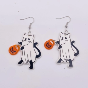 Geisterkatzen-Acryl-Ohrringe mit Kürbis-Korb für Halloween-Geschenke in Weiß