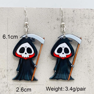 Vue détaillée des boucles d'oreilles faucheuse en acrylique de 6,1 cm et 3,4 g