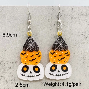 Detailansicht der Halloween-Ohrringe mit Spinnennetz, Kürbis und Totenkopf aus Acryl