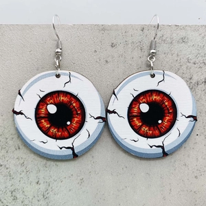 Detailansicht der gruseligen Halloween-Ohrringe mit blutigem Augapfel-Design