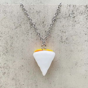 Makro-Detail eines 3-lagigen Candy Corn Anhängers an einer feinen silbernen Metallkette