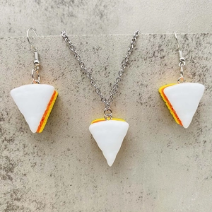 Buntes dreilagiges Torten-Anhänger-Halsketten- und Ohrring-Set im Candy-Corn-Farbstil