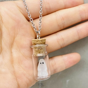 Collar de Halloween con fantasma luminoso en botella de cristal y cadena plateada