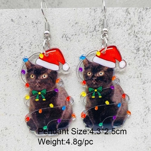 Détails des boucles d'oreilles chat de Noël en acrylique avec dimensions 4,3x2,5cm et poids