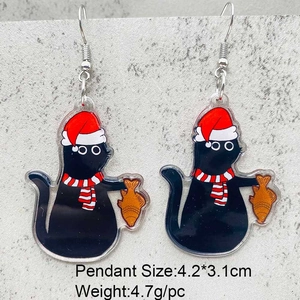 Gros plan de boucles d'oreilles chat de Noël avec détails de taille et poids du bijou