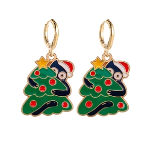 Dettaglio di orecchini a cerchio di Natale con un gatto nero che abbraccia l'albero di Natale