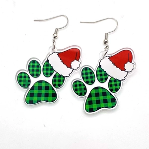 Detail van acryloorbellen met groene geruite pootafdrukken en een rode kerstmuts erop