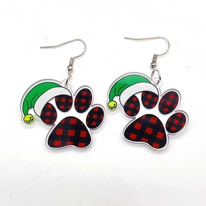 Kerst kattenpoot acryl oorbellen met rood zwart ruitjespatroon en feestelijke muts