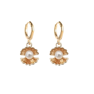 Boucles d'oreilles créoles coquillages dorés avec perles blanches et design marin