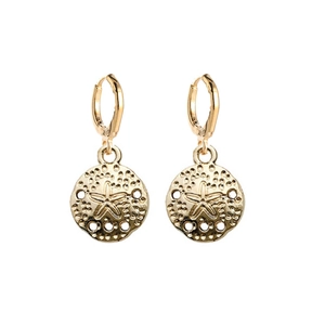 Détail de boucles d'oreilles dorées avec pendentifs de pièces et relief d'étoile de mer