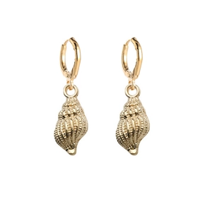 Gros plan détaillé de boucles d'oreilles conque dorée avec éléments de design marin