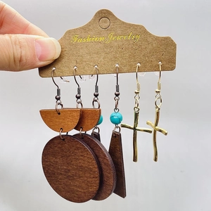 Set di orecchini western bohémien con perline turchesi e pendenti a croce in legno