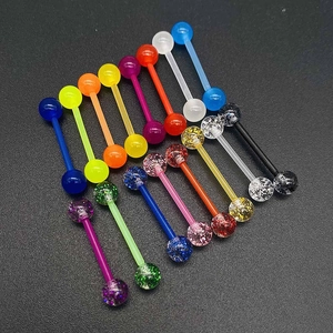 Gros plan de piercings de langue en acrylique coloré avec paillettes et finitions