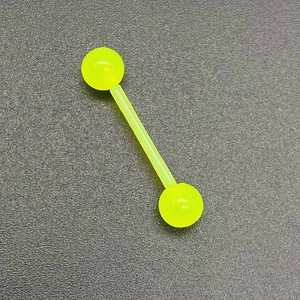 Barbell de langue en acrylique vert fluo avec boules lisses sur fond sombre texturé