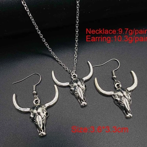 Detailansicht von Retro-Stierkopf-Schmuckset aus Silber mit Gewichts- und Maßangaben