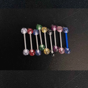 Détail macro de billes de piercing en acrylique avec paillettes et tiges en acier