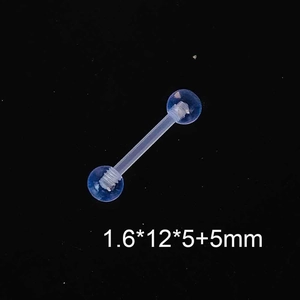 Vue macro d'un piercing de langue en acrylique bleu avec détails de taille 1,6x12x5mm