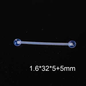 Vue détaillée du piercing industriel en acrylique transparent de 1,6mm et barre 32mm