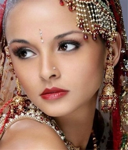 Detalle de un conjunto de joyas nupciales indias con piedras rojas y perlas blancas