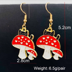 Boucles d'oreilles chat noir sur champignon rouge avec motif cœur et hauteur de 5,2cm