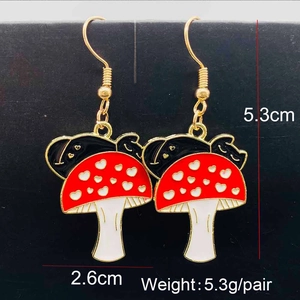 Boucles d'oreilles champignons rouges avec chat et crochets dorés de 5,3 cm