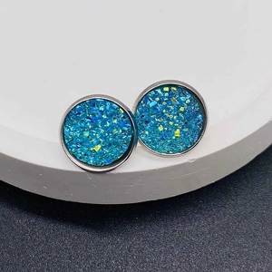 Vue macro de boucles d'oreilles rondes 12mm en acier inox avec paillettes bleues