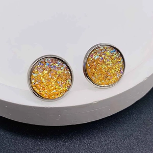 Gros plan de boucles d'oreilles 12 mm en acier inoxydable et pierre druzy jaune