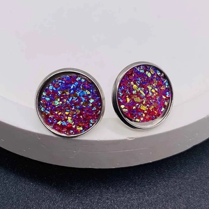 Gros plan de boucles d'oreilles rondes 12mm en acier inox avec paillettes multicolores