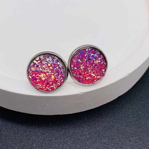 Gros plan de boucles d'oreilles 12 mm en acier avec incrustation de druzy rose pailleté