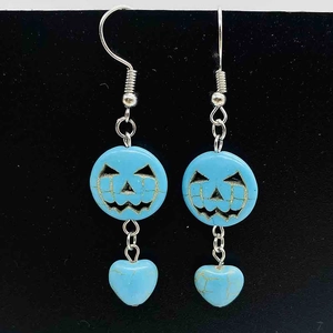 Détail de boucles d'oreilles d'Halloween avec perles citrouille et cœur bleu turquoise