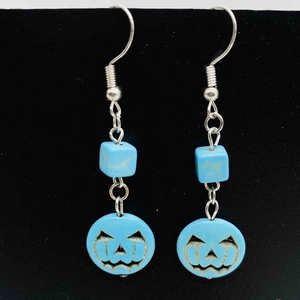 Boucles d'oreilles Halloween bohèmes avec visages de citrouille sculptés et perles bleues