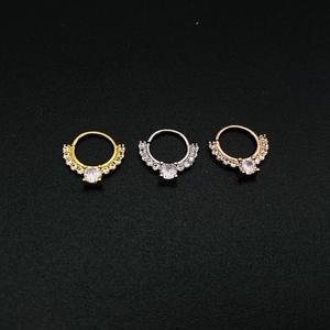 Gedetailleerd overzicht van drie zirkonia neusringen in goud, zilver en roségoud