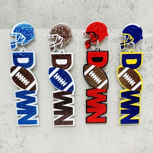 Détail de boucles d'oreilles casque de football en acrylique pailleté au design vertical DOWN