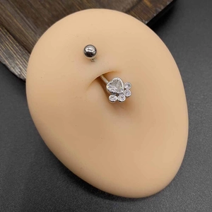 Vue détaillée du piercing nombril patte de chat avec zircone cœur sur mannequin