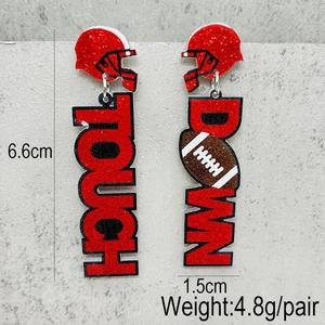 Vue détaillée des boucles d'oreilles football rouge pailleté mesurant 6,6 cm de long