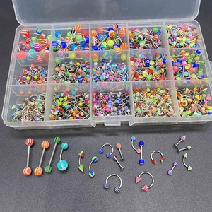 Kit de piercings UV colorés avec tiges droites et courbes dans une boîte de rangement plastique
