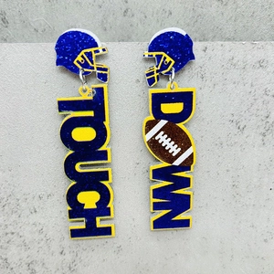 Détail de boucles d'oreilles football en acrylique avec casque à paillettes et texte