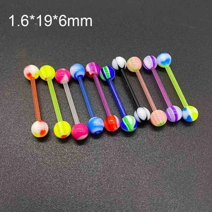 Vue macro de lot de 10 piercings barbells flexibles UV colorés en 1,6x19x6mm