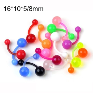 Gros plan de piercings colorés en acrylique souple UV aux couleurs néon assorties