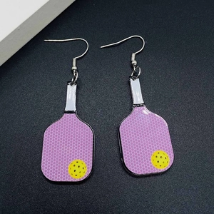 Détail de boucles d'oreilles raquette pickleball violettes avec motif en nid d'abeille
