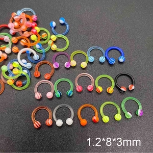 Détail de piercings fer à cheval en acrylique de 1,2 mm avec motifs tourbillons colorés