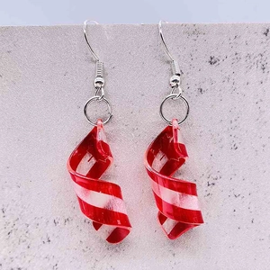 Primer plano detallado de pendientes colgantes de acrílico en espiral rojo y blanco