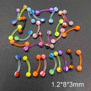 Détail macro de piercings d'arcade colorés en acrylique UV avec divers motifs à rayures