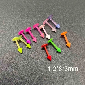 Détail lot de 10 piercings labret en acrylique coloré avec base plate et pointe conique