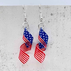 Detalle de pendientes en espiral del Día de la Independencia con patrón de bandera de EE. UU.