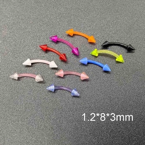 Détail de bijoux de piercing courbés en acrylique coloré avec pointes de 1,2x8x3mm