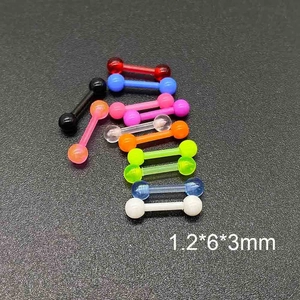 Gros plan d'un ensemble de bijoux de piercing en acrylique coloré, dimensions 1.2x6x3mm